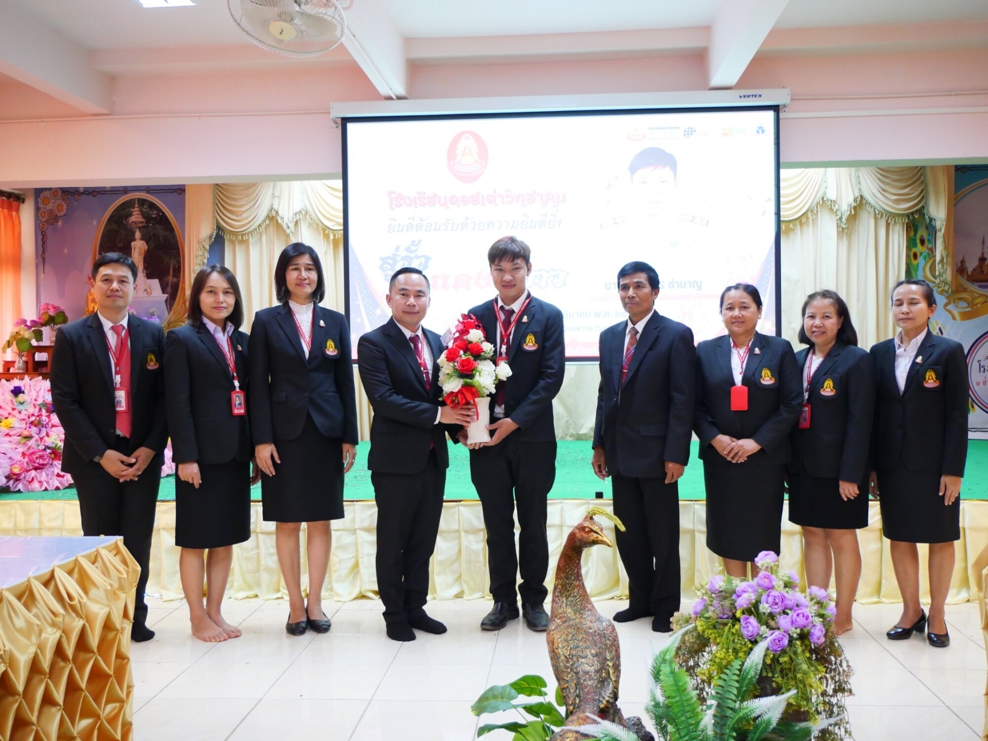 Read more about the article พิธีต้อนรับ ท่านรองผู้อำนวยการเอื้ออังกูร ชำนาญ สู่รั้วแดง-ขาว ❤️🤍