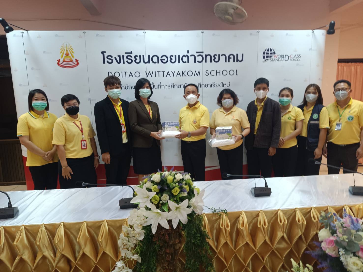 Read more about the article นายอำเภอดอยเต่าและสาธารณสุขอำเภอดอยเต่าตรวจเยี่ยมห้องลดฝุ่นพร้อมมอบหน้ากากอนามัยให้แก่บุคลากรโรงเรียนดอยเต่าวิทยาคม