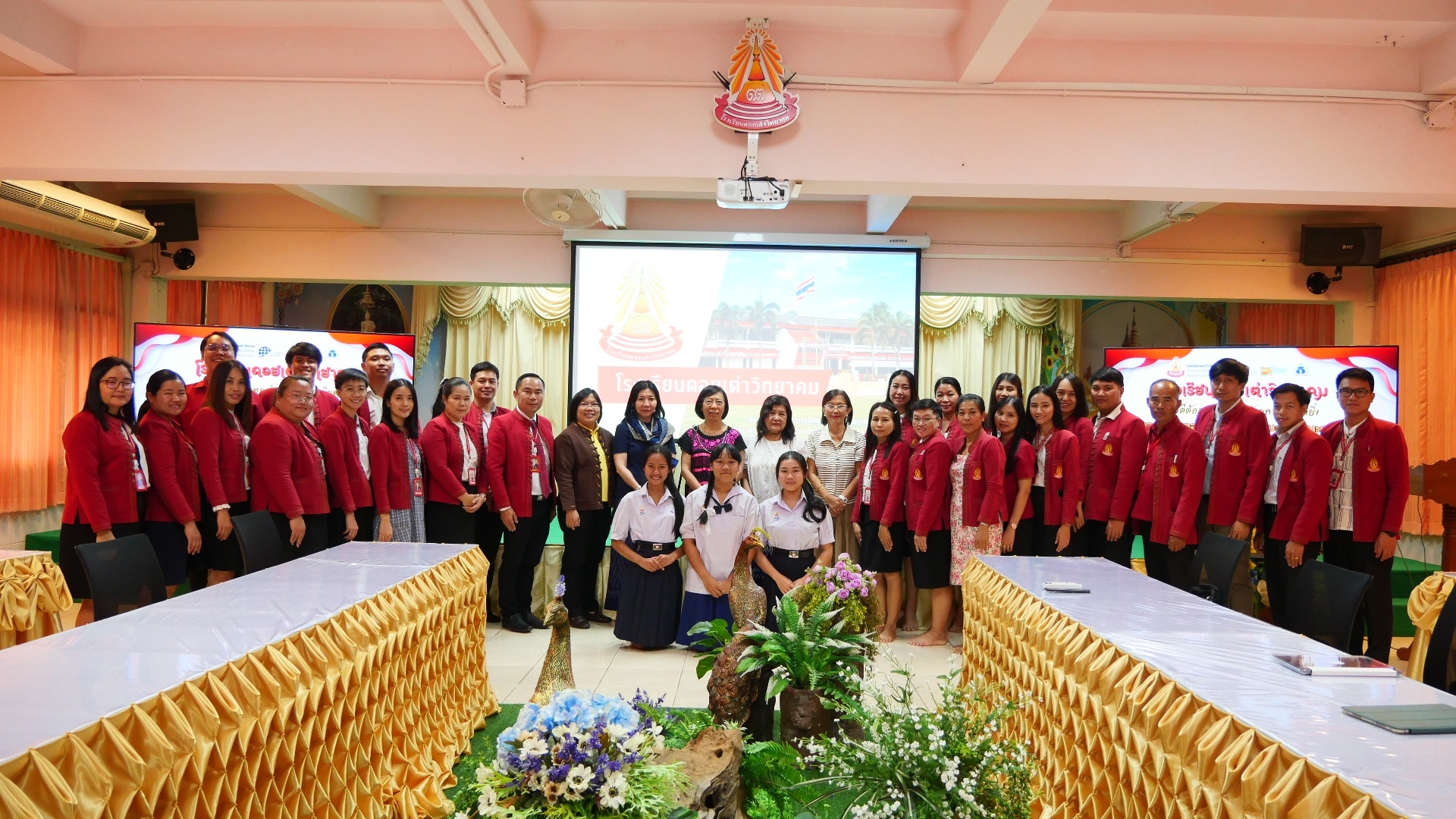 Read more about the article ต้อนรับท่านอาจารย์ กิ่งทอง ใบหยกและคณะอาจารย์ ในการเยี่ยมชมและให้กำลังใจการดำเนินงาน “การส่งเสริมวิถีพลเมืองดีที่เข้มแข็ง ภายใต้การขับเคลื่อนโครงการเยาวชนดอยเต่าหมู่เฮาฮักถิ่น”