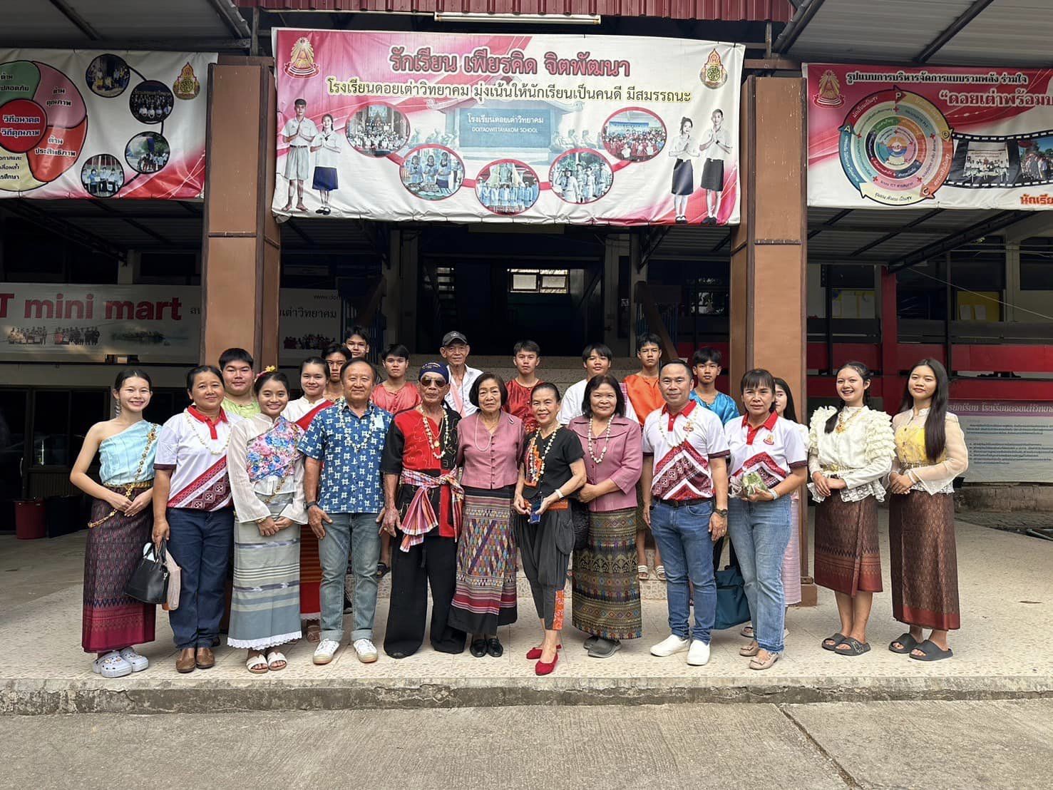 Read more about the article พิธีทำบุญทอดผ้าป่าการศึกษา และรดน้ำดำหัวครูบาอาจาร์ที่เคารพ