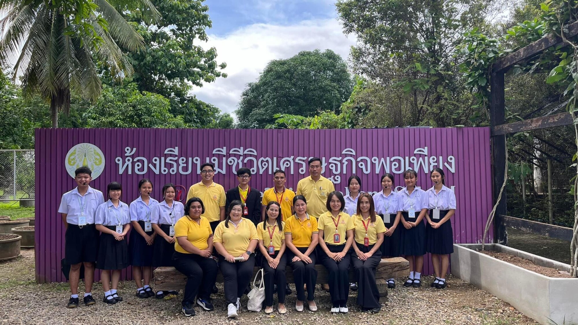 Read more about the article ท่านผู้อำนวยการประพันธ์ บุญวรรณ์ ผู้อำนวยการโรงเรียนดอยเต่าวิทยาคม มอบหมายให้ตัวแทนคณะครูแกนนำโรงเรียนดอยเต่าวิทยาคม เข้าร่วมการศึกษาดูงานและแลกเปลี่ยนเรียนรู้ เรื่อง ศูนย์การเรียนรู้ตามหลักปรัชญาของเศรษฐกิจพอเพียงด้านการศึกษา ณ โรงเรียนสบเมยวิทยาคม อำเภอสบเมยจังหวัดแม่ฮ่องสอน