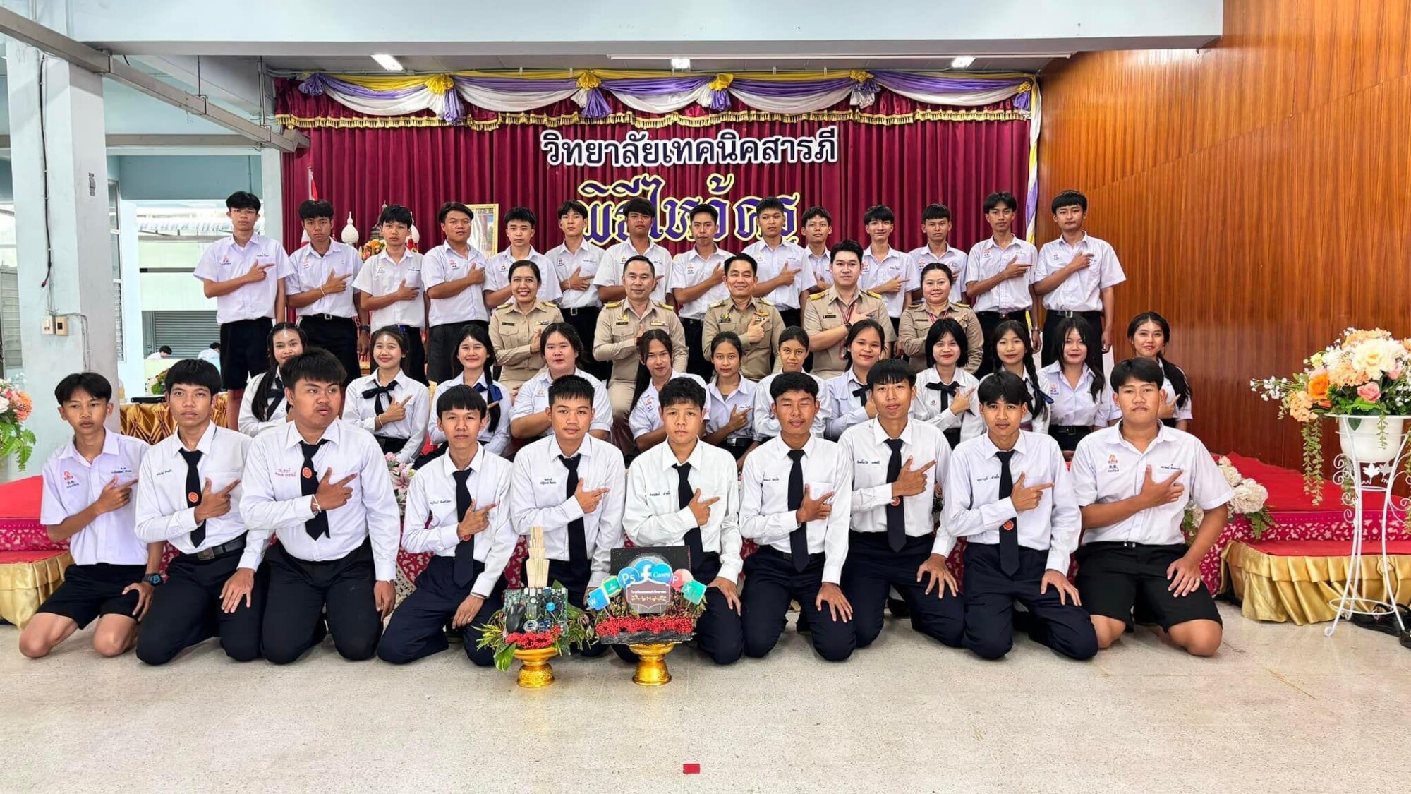 Read more about the article ท่านผู้อำนวยการประพันธ์ บุญวรรณ์ ผู้อำนวยการโรงเรียนดอยเต่าวิทยาคม พร้อมด้วย นายวีระพงศ์ คันทะเนตร นางสาวจุรีรัตน์ โปธิยา และนักเรียนโครงการเรียนร่วมหลักสูตรอาชีวศึกษาและมัธยมศึกษาตอนปลาย(ทวิศึกษา) เข้าร่วมกิจกรรมวันไหว้ครูช่างและครูสามัญ ณ อาคารเฉลิมพระเกียรติฯ วิทยาลัยเทคนิคสารภี จังหวัดเชียงใหม่