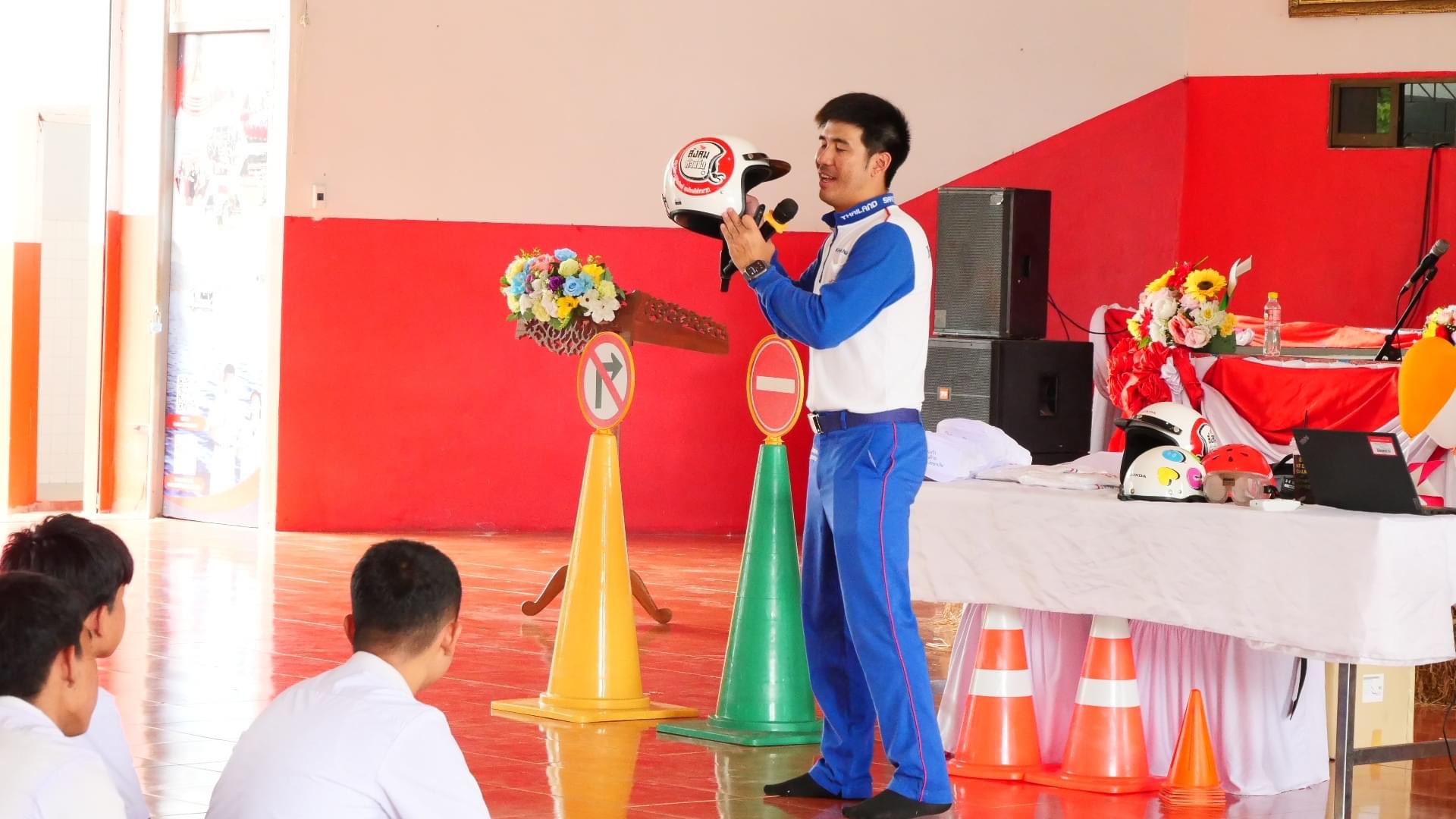 Read more about the article นักเรียนโรงเรียนดอยเต่าวิทยาคมเข้าร่วมโครงการฝึกอบรมเยาวชนขับขี่ปลอดภัย เสริมสร้างวินัยจราจร และป้องกันอุบัติเหตุในโรงเรียน ประจำปีงบประมาณ พ.ศ.2567 ณ โรงเรียนดอยเต่าวิทยาคม โดยศูนย์ฝึกขับขี่ปลอดภัยฮอนด้า เชียงใหม่ เป็นผู้ให้ความรู้ในการฝึกอบรม