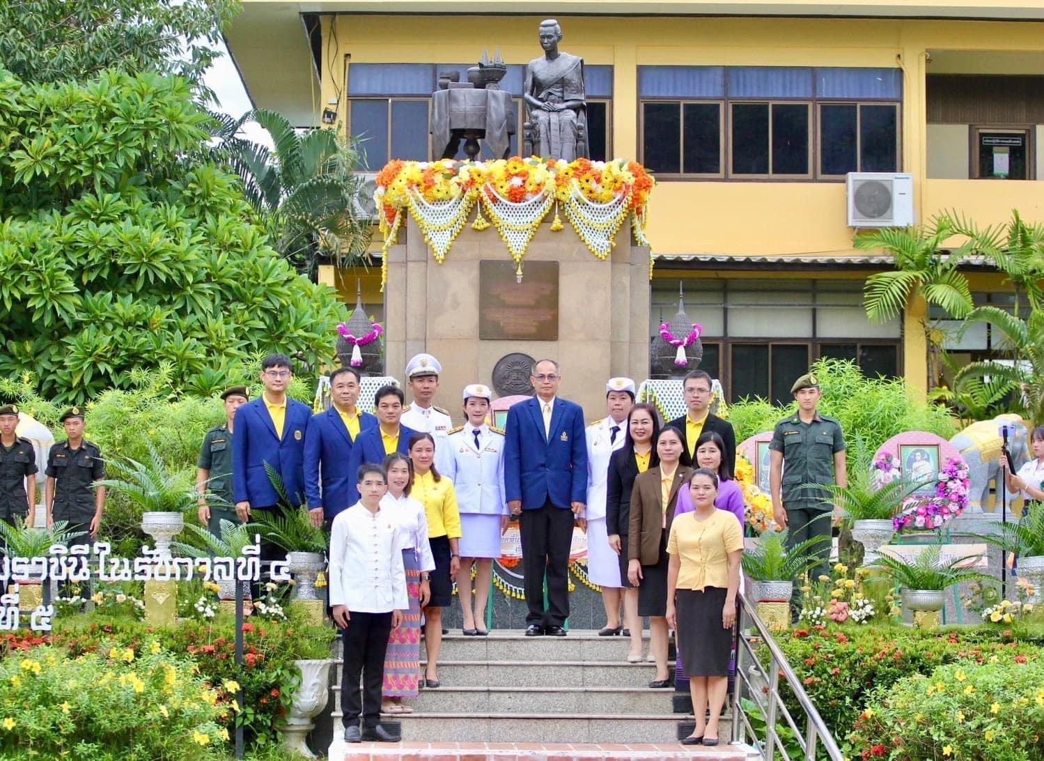 Read more about the article นางสาววารุณี ธรรมขันธ์ รองผู้อำนวยการเข้าร่วมเป็นเกียรติและร่วมทำบุญพิธีวางพวงมาลาพระราชานุสาวรีย์ สมเด็จพระเทพศิรินทราบรมราชินี เนื่องในวันคล้ายวันสวรรคตปีที่ 163 ณ โรงเรียนเทพศิรินทร์ เชียงใหม่