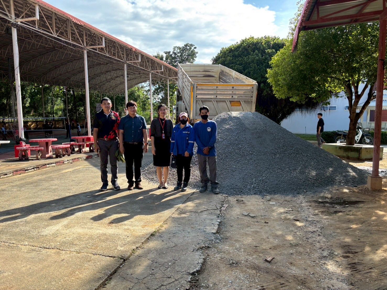 Read more about the article ขอขอบพระคุณ บริษัท เอ็มแพค ไมนิ่ง จำกัด (MPAC Mining LTD., CO.) ที่ได้ให้การสนับสนุนและร่วมบริจาค หินคลุก