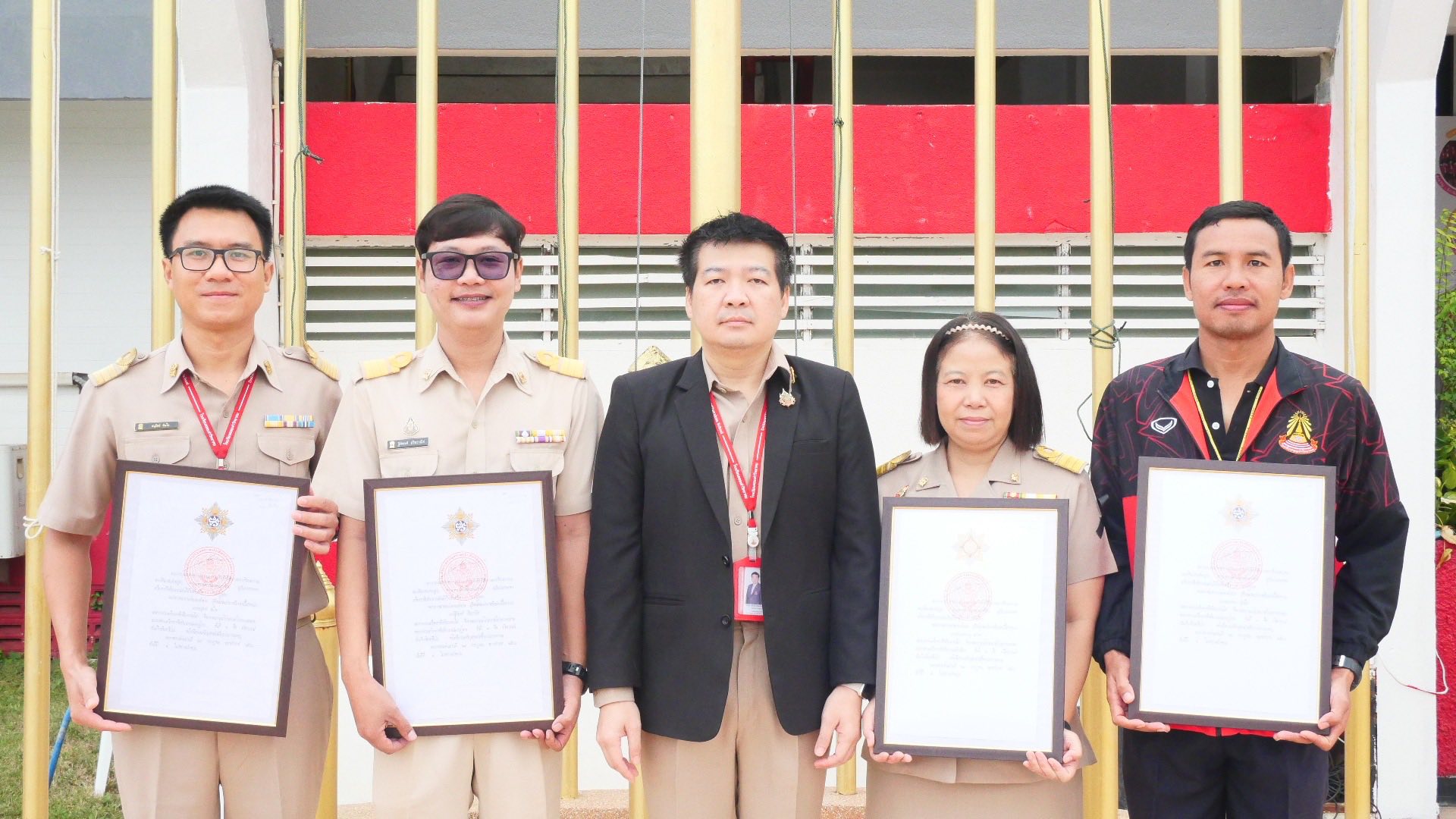 Read more about the article ขอแสดงความยินดีอย่างยิ่งกับคณะครู