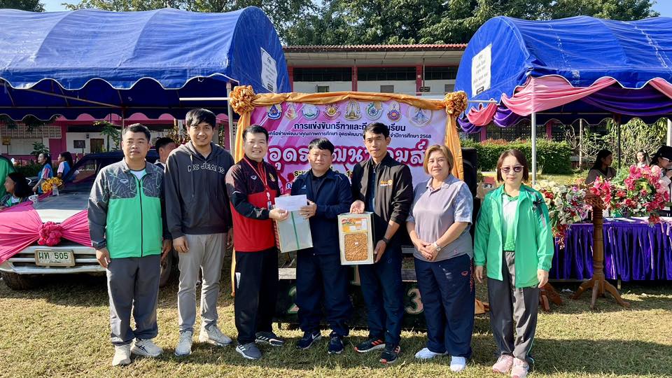 Read more about the article มอบของรางวัล สนับสนุนกิจกรรมการแข่งขันกีฬาและกรีฑานักเรียน เครือข่ายฯ