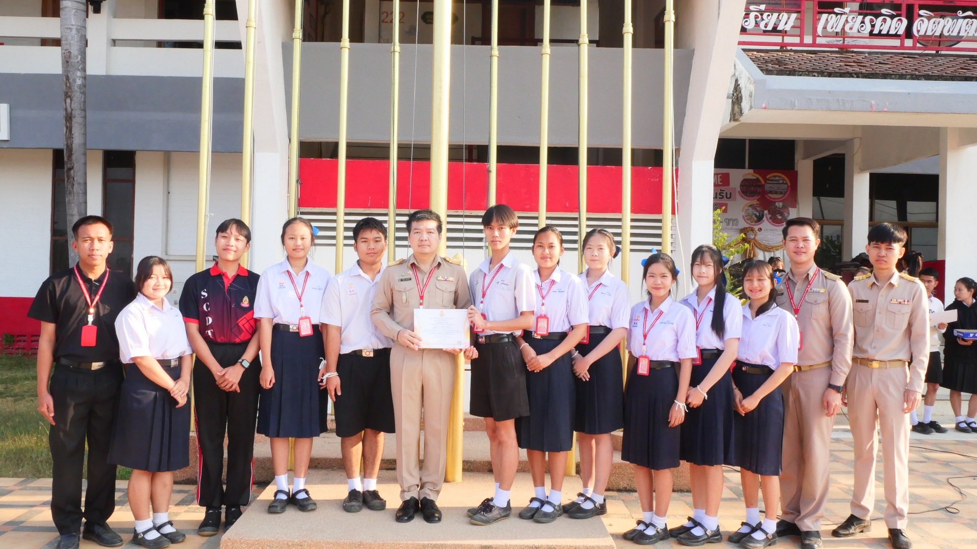 Read more about the article พิธีมอบเกียรติบัตรให้กับนักเรียนและคณะครู โรงเรียนดอยเต่าวิทยาคมที่เข้าร่วมแข่งขันศิลปหัตถกรรมฯ